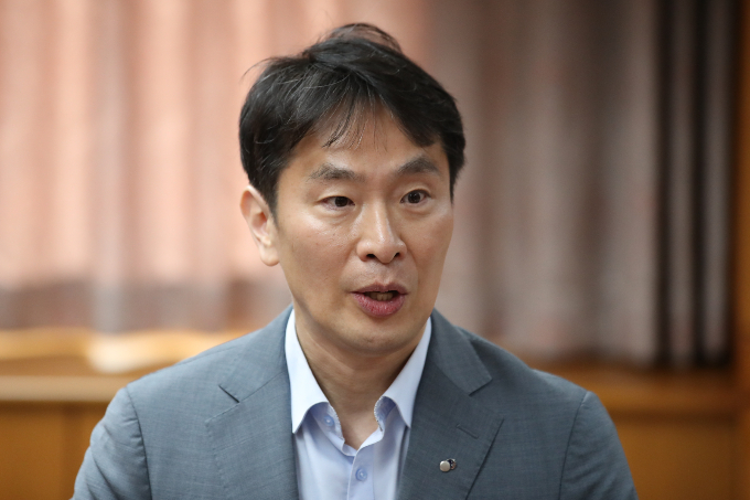 이복현 금융감독원장이 3일 서울 여의도 금융감독원에서 열린 디지털기술을 활용한 금융감독 업무 혁신 등을 위한 금융감독원-네이버 업무협약식을 마치고 백브리핑을 하고 있다./사진=뉴스1