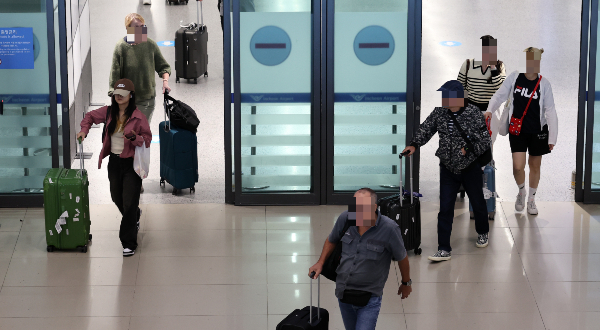 외국인 건강보험 직장 가입자의 피부양자 요건이 변경됐다. 사진은 인천국제공항 제1여객터미널 입국장. /사진=뉴스1