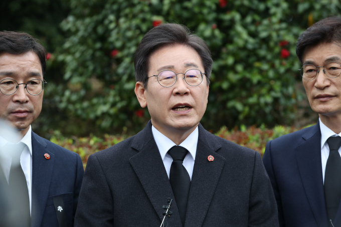 더불어민주당이 제주 4·3 사건 76주기 추념식에 불참한 윤석열 대통령과 한동훈 국민의힘 비상대책위원장을 비판했다. 사진은 이재명 민주당 대표(가운데)가 3일 제주 4·3 평화공원에서 열린 제76주년 제주 4·3 희생자 추념식을 마친 후 취재진 질문에 답하는 모습. /사진=뉴시스(제주도사진기자회)  