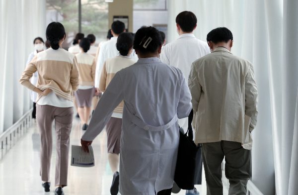단국대학교 병원 교수 60%에 해당하는 80여명이 '제하분주'의 심정으로 사직서를 제출했다고 밝혔다. 전공의가 사직서를 제출하고 의료 현장을 떠난 지 44일째인 3일 서울의 한 대학병원에서 의료진이 이동하고 있다. /사진=뉴스1