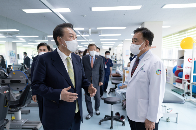 대통령실이 윤석열 대통령과 전공의들의 만남에 대해 "윤 대통령은 집단행동 당사자인 전공의들을 만나 직접 이야기를 듣고 싶어한다"고 말했다. 사진은 윤 대통령(왼쪽)이 지난 2일 지역 2차 의료기관인 충남 공주의료원을 찾아 재활치료실에서 임수흠 원장과 대화하는 모습. /사진=뉴스1(대통령실 제공) 