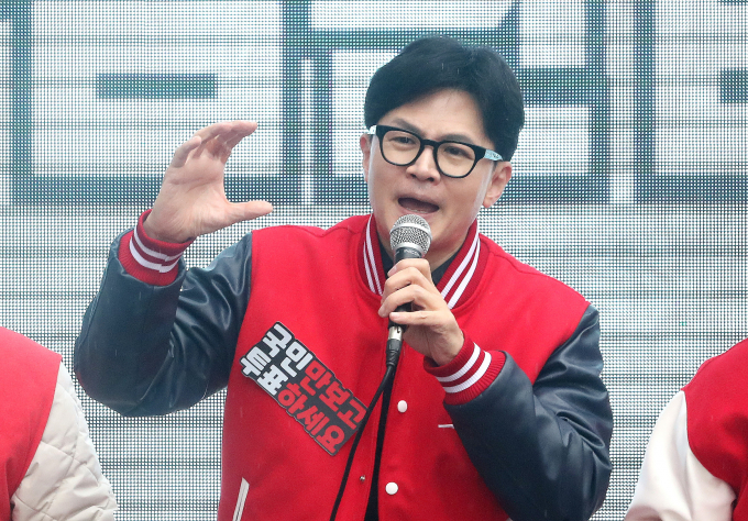 한동훈 국민의힘 비상대책위원장이 청년 권익을 최우선할 것이라고 주장하며 청년 정책을 공약으로 내세웠다. 사진은 3일 오후 강원도 원주시 서원대로 인근에서 열린 '국민의힘으로 원주살리기' 지원유세에서 박정하 강원 원주갑 후보, 김완섭 강원 원주을 후보와 함께 지지를 호소하고 있는 한동훈 위원장. /사진= 뉴스1