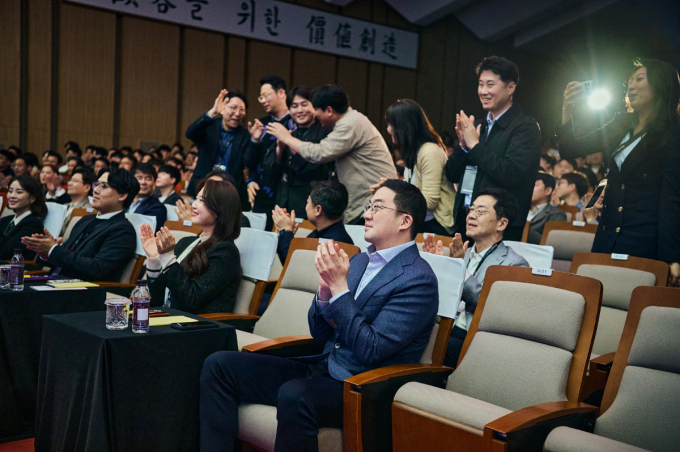 구광모 LG그룹 회장이 지난 2일 '2024 LG 어워즈'에서 수상자에게 고객가치를 강조했다. 사진은 LG 어워즈 수상팀을 축하하는 구 회장. /사진=LG그룹 제공
