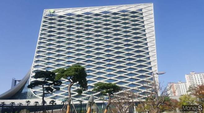 LH가 건설업계 보유 토지 매입 절차에 들어간다. 사진은 경남 진주 LH 본사. /사진=김창성 기자