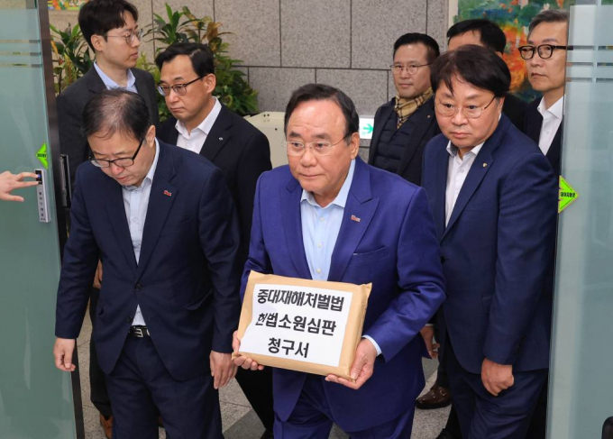 총선을 앞두고 중소기업계가 제안하는 정책 과제들에 관심이 쏠리고 있다. 사진은 지난 1일 오전 서울 종로구 헌법재판소 앞에서 중대재해처벌법 헌법소원심판 청구 기자회견을 마치고 민원실에 청구서를 제출하기 위해 이동하고 있는  정윤모 중소기업중앙회 상근부회장(맨 왼쪽), 배조웅 수석부회장(앞줄 가운데) 등 중소기업·건설·경제단체 대표자들. /사진= 뉴시스 