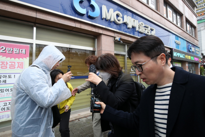 금융감독원 관계자가 3일 오전 양문석 더불어민주당 경기 안산갑 후보 자녀의 '편법 대출' 의혹에 대한 현장 검사를 위해 대구 수성새마을금고 앞에 도착해 취재진의 질문에 묵묵부답한 채 내부로 이동하고 있다./사진제공=뉴스1