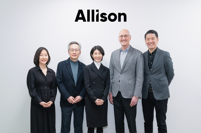 (왼쪽부터) 정경화 앨리슨코리아 부사장, 김학균 앨리슨코리아 대표, 정민아 앨리슨코리아 대표, 조나단 하이트 앨리슨 CEO, 제레미 쏘우 앨리슨 아태 총괄.   /사진=앨리슨
