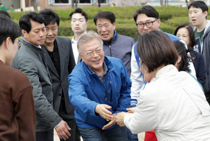더불어민주당이 총선을 일주일 앞두고 최대 접전지인 울산을 찾아 전은수 후보 지원 유세에 나섰다. 사진은 지난 2일 울산 중구에 출마하는 더불어민주당 오상택 후보를 응원하기 위해 울산 태화강국가정원을 방문해 시민들에게 악수하며 인사하고 있는 문재인 전 대통령. /사진= 뉴스1