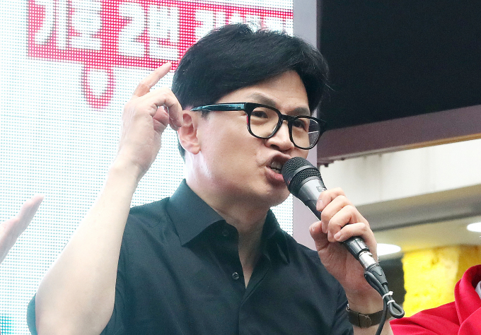 한동훈 국민의힘 비상대책위원장이 이재명 더불어민주당 대표가 국민의힘을 제주 4·3 사건 학살 후예라고 발언한 것을 강하게 비판했다. 사진은 한 위원장이 3일 강원 춘천시 명동거리에서 열린 '국민의힘으로 춘천철원화천양구살리기' 지원 유세에서 국민의힘 후보 지지를 호소하는 모습. /사진=뉴스1
