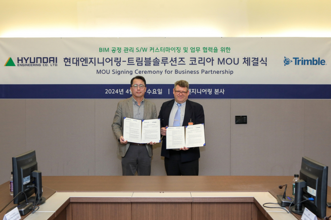 심범섭(왼쪽) 현대엔지니어링 미래기술사업부장과 야리 사카리 헤이노 트림블솔루션 코리아 대표이사가 BIM 소프트웨어 개발 협력을 위한 업무협약을 체결했다. /사진=현대엔지니어링