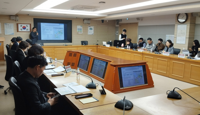 과천시 관계자들이 지난 2일 과천지식정보타운 복합 공공시설 건립 기본 구성 및 타당성 조사 용역 착수보고회를 열고 있다. / 사진제공=과천시
