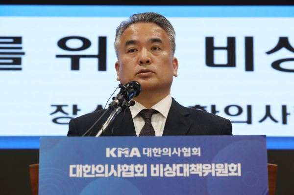 정부가 전공의와 대화를 원한다는 입장을 밝힌 가운데 대한의사협회(의협) 비상대책위원회는 대화 요청에 대한 진정성에 의문을 표했다. 김성근 의협 비상대책위원회 언론홍보위원장이 지난 1일 오후 서울 용산구 대한의사협회 회관에서 의대정원 증원 저지를 위한 비대위 정례 브리핑에서 윤석열 대통령의 의료개혁 대국민 담화 발표와 관련해 입장을 밝히고 있다. /사진=뉴스1