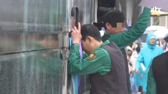 송영관 사육사가 3일 중국으로 떠나는 인기 판다 푸바오를 배웅하면서 애절한 모습을 드러냈다. 사진은 이날 푸바오가 탑승한 특수차에 머리를 맞대고 손을 토닥이며 인사를 건네는 송 사육사. /사진=JTBC 뉴스 실시간 중계 갈무리