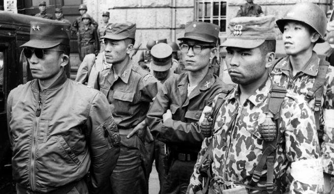 1974년 4월3일 박정희 대통령은 민청학련이라는 지하조직이 인민혁명을 기도한다는 특별담화를 발표했다. 사진은 5·16 군사정변 당시 육군사관학교 생도들의 시가행진을 보고 있는 박정희 대통령(맨왼쪽)의 모습. /사진=우리역사넷