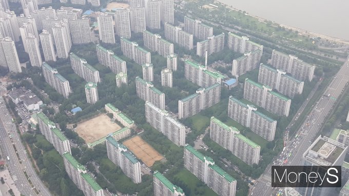 잠실주공 5단지가 재건축을 통해 6491가구 규모의 대단지로 재탄생 된다. 사진은 잠실주공5단지 전경. /사진=김창성 기자
