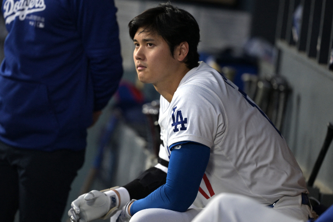 오타니 쇼헤이(LA다저스)가 3일(이하 한국시각) 2024 미국 프로야구 메이저리그(MLB) 샌프란시스코와의 홈경기에서 선발 출전해 3타수 무안타로 침묵했다. 사진은 이날 덕아웃에서 고민에 빠진 듯한 오타니. /사진=로이터