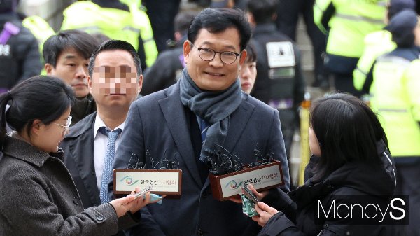 '더불어민주당 돈봉투 살포 의혹'으로 구속기소된 송영길 소나무당 대표 측이 보석 청구를 기각당하자 법원에 옥중 방송 연설 녹화를 요청했다. 사진은 지난해 12월16일 서울 서초구 서울중앙지방법원에 출석한 송 대표. /사진=임한별 기자