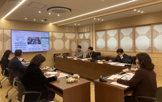 장숙현 의왕시 환경과장(오른쪽) 주재로 탄소중립지원 센터 설립 용역 최종보고회를 열고 있다. / 사진제공=의왕시 