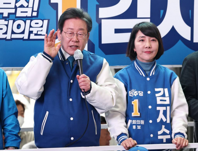 이재명 더불어민주당 대표가 윤석열 정권의 부자 감세와 연구개발 예산 삭감에 대해 비판했다. 사진은 3일 오후 경남 창원시 의창구 도계부부시장에서 김지수 후보 지원유세를 하고 있는 이재명 대표(왼쪽). /사진= 뉴스1 