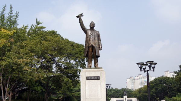  독립신문을 창간한 서재필의 동상은 독립신문을 들고 있는 모습으로 제작됐다. 사진은 서울 서대문구 서대문독립공원에 세워진 서재필 동상. /사진=한국관광공사
