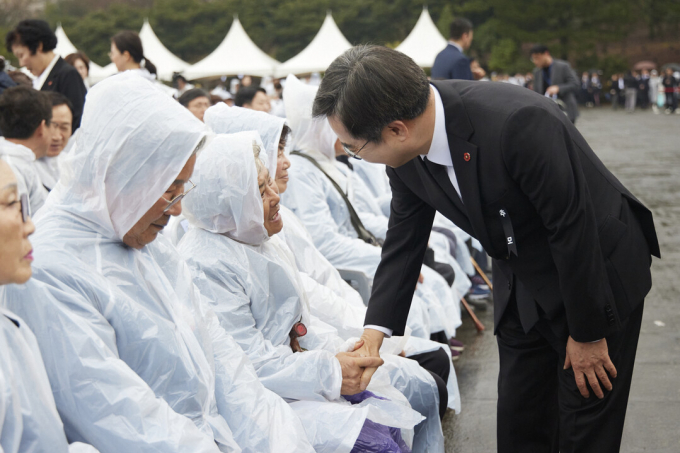 김동연 경기지사(오른쪽)가 3일 오전 제주특별자치도 제주시 제주 4·3 평화공원에서 열린 제76주년 제주 4·3희생자 추념식에 참석해 유족들과 인사를 나누고 있다. / 사제공=경기도 