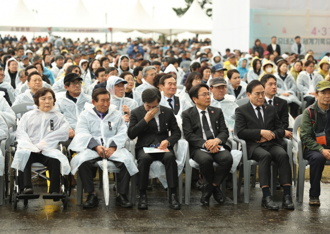 3일 오전 제주특별자치도 제주시 제주 4·3 평화공원에서 열린 제76주년 제주 4.3희생자 추념식에 참석한 김동연(앞줄 왼쪽 세번째) 경기지사가 눈물을 훔치고 있다. / 사진제공=경기도 