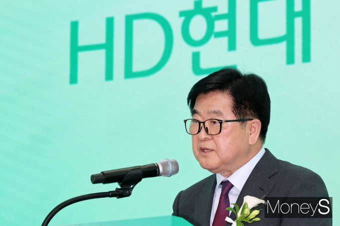 [머니S포토] 하나 인피니티 서울 오픈, 축사 전하는 권오갑 HD현대 회장