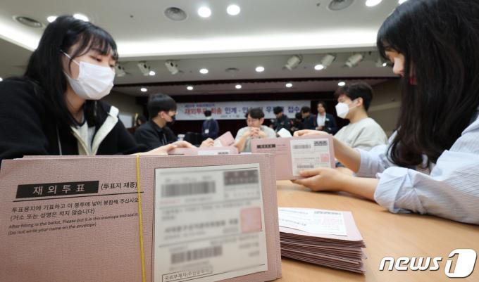 [뉴스1 PICK] 4·10 총선 '62.8%' 역대급 재외선거 투표율… 본 투표까지 이어갈까?