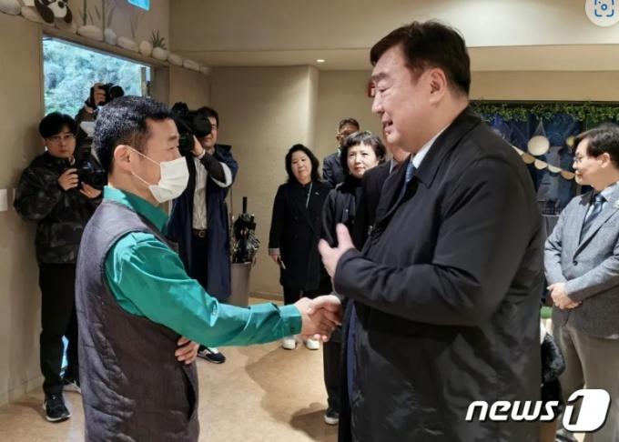 싱하이밍 주한중국대사가 3일 오전 용인 에버랜드 푸바오 환송 행사에서 강철원 사육사와 만났다. (사진 출처는 주한중국대사관 SNS 계정)