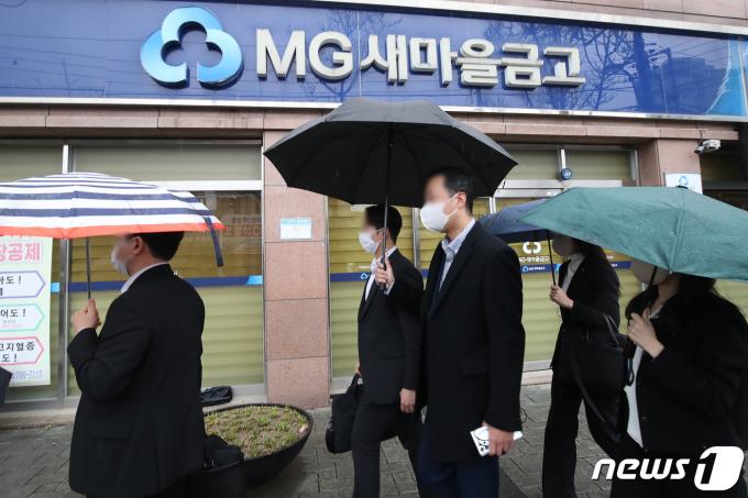 양문석 더불어민주당 경기 안산갑 후보 자녀의 '편법 대출' 의혹 관련 현장검사 사흘째를 맞은 3일 오전 새마을금고중앙회 관계자들이 대구 수성새마을금고 앞에 도착해 취재진의 질문에 묵묵부답한 채 내부로 이동하고 있다. 2024.4.3/뉴스1 ⓒ News1 공정식 기자
