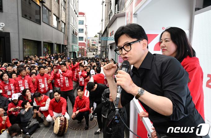 한동훈 국민의힘 총괄선거대책위원장이 3일 오후 강원도 춘천시 명동거리에서 열린 지원유세에서 김혜란 강원 춘천철원화천양구갑 후보, 한기호 강원 춘천철원화천양구을 후보의 지지를 호소하고 있다. (공동취재) 2024.4.3/뉴스1 ⓒ News1 임세영 기자
