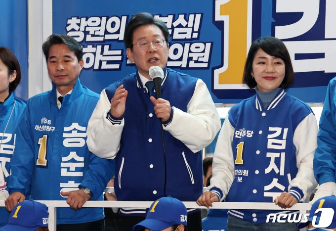 이재명 더불어민주당 대표 겸 상임선대위원장이 3일 오후 경남 창원시 의창구 도계부부시장에서 김지수(창원 의창구), 송순호(창원 마산회원) 후보 지원유세를 하고 있다. 2024.4.3/뉴스1 ⓒ News1 구윤성 기자