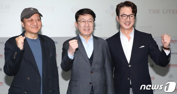 전주국제영화제 우범기 조직위원장(가운데)과 민성욱·정준호 공동집행위원장을 비롯한 관계자들이 3일 전북자치도 전주시 전주디지털독립영화관에서 열린 제25회 전주국제영화제 상영작 발표 기자회견을 마치고 기념촬영을 하고 있다. 2024.4.3/뉴스1 ⓒ News1 유경석 기자