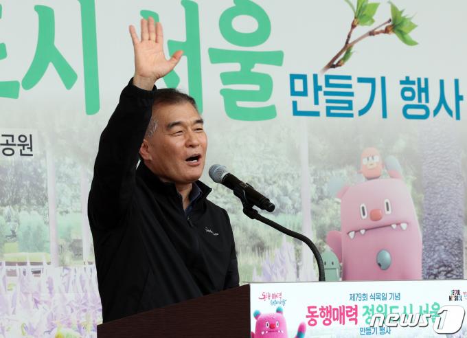 김현기 서울시의회 의장이 3일 오후 서울 강동구 암사동 암사역사공원에서 열린 제79회 식목일 기념 '동행매력 정원도시 서울' 만들기 행사에서 인사말을 하고 있다. 2024.4.3/뉴스1 ⓒ News1 박정호 기자