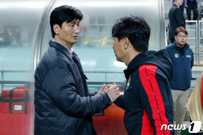 [사진] 인사 나누는 정정용·김기동 감독