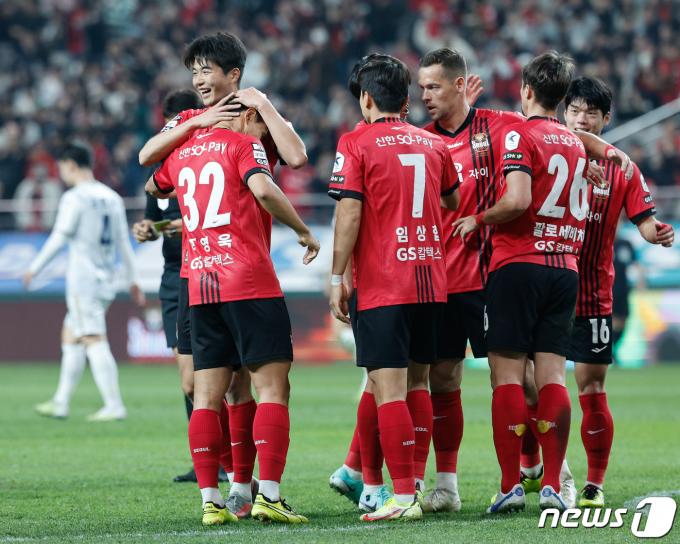 [사진] 기성용 '조영욱 장하다'