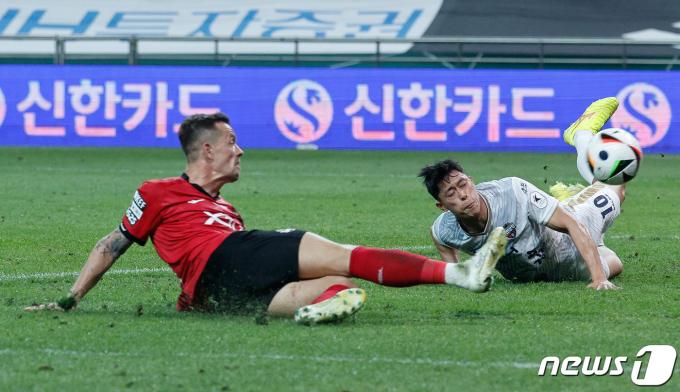 [사진] 세번째 골 넣는 일류첸코
