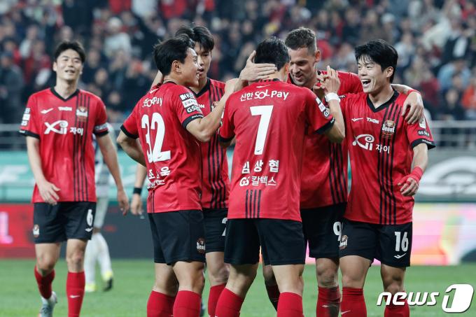 [사진] 4:0으로 앞서가는 FC서울