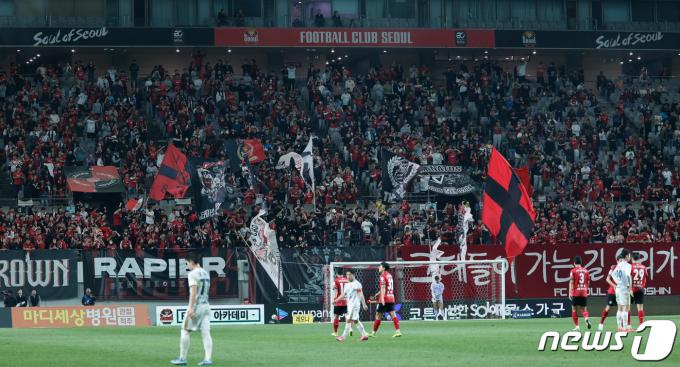 [사진] 기뻐하는 FC서울 서포터즈