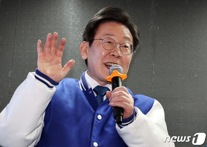 [사진] 인사하는 이재명 대표