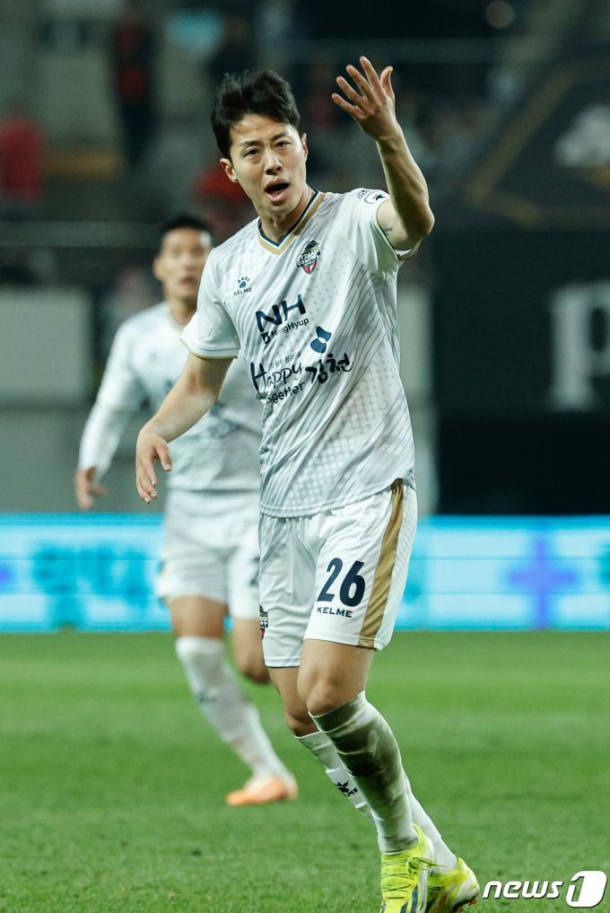 [사진] 첫 골 넣고 호응 유도하는 김민준