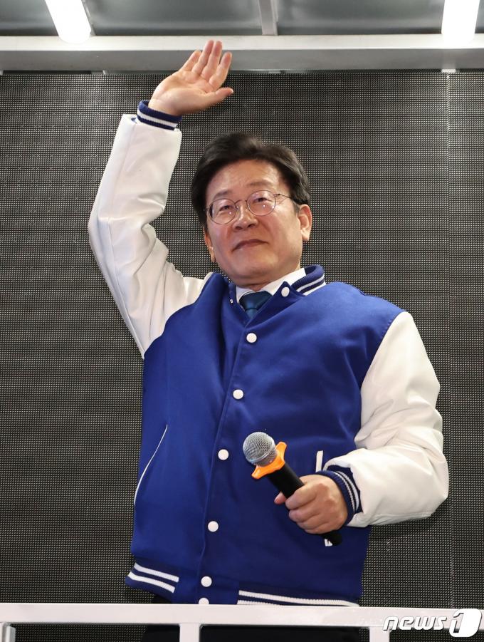 [사진] 손 흔드는 이재명 대표