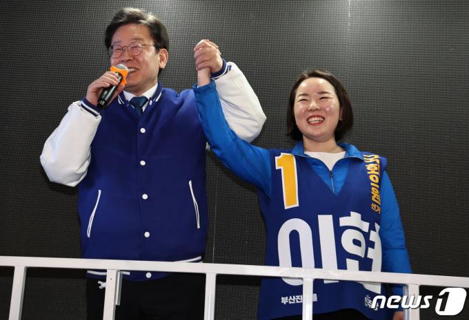 [사진] 이현 손잡은 이재명