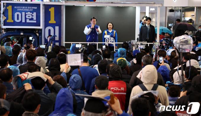 [사진] 이재명, 부산 표심 얻기