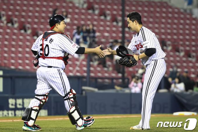[사진] 승리 지켜낸 LG 유영찬