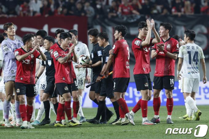 [사진] 골폭죽 터뜨린 FC서울, 5-1 대승