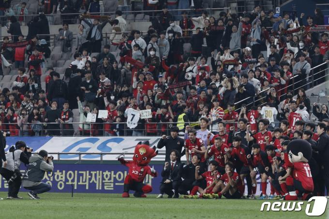 [사진] 홈에서 대승 거둔 FC서울, 서포터즈와 함께 승리의 기쁨을!