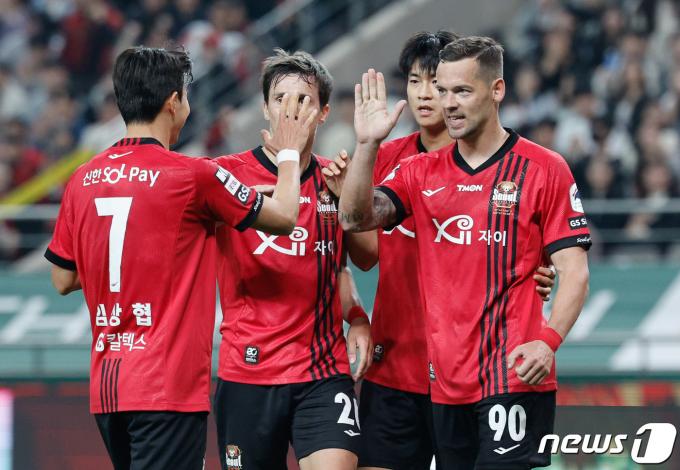 [사진] 임상협과 하이파이브하는 일류첸코