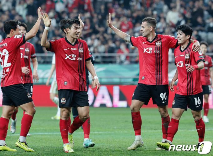 [사진] FC서울 '승리는 우리 것'