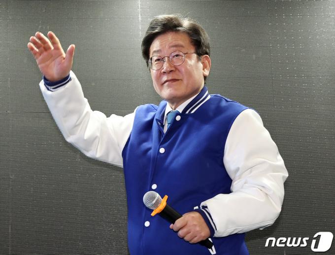 이재명 더불어민주당 대표 겸 상임선대위원장이 3일 부산 서면에서 유권자들에게 인사하고 있다. 2024.4.3/뉴스1 ⓒ News1 구윤성 기자